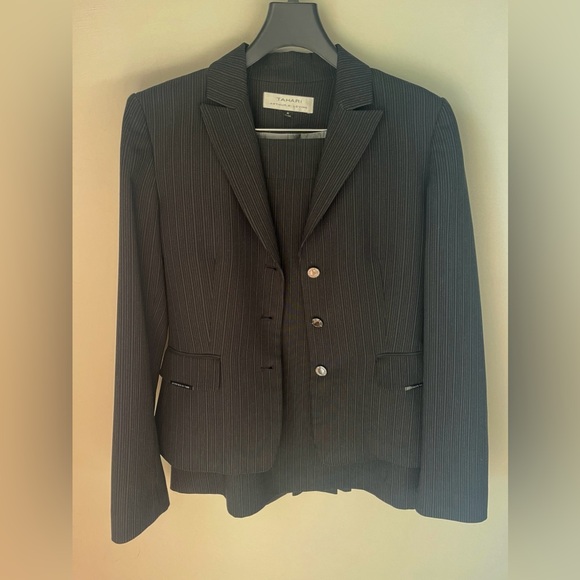 Tahari Women’s Black Pinstripe Skirt Suit | Size 4 | Perfect Condition - Picture 2 of 9
